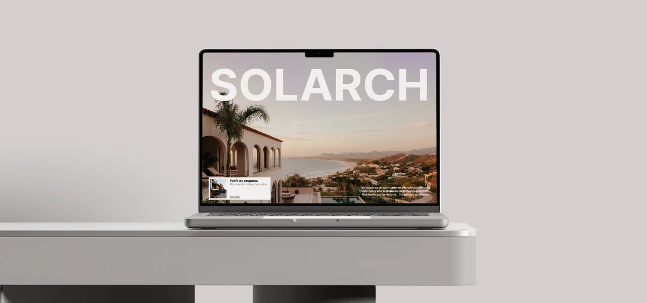 Un portátil con un diseño web de una inmobiliaria